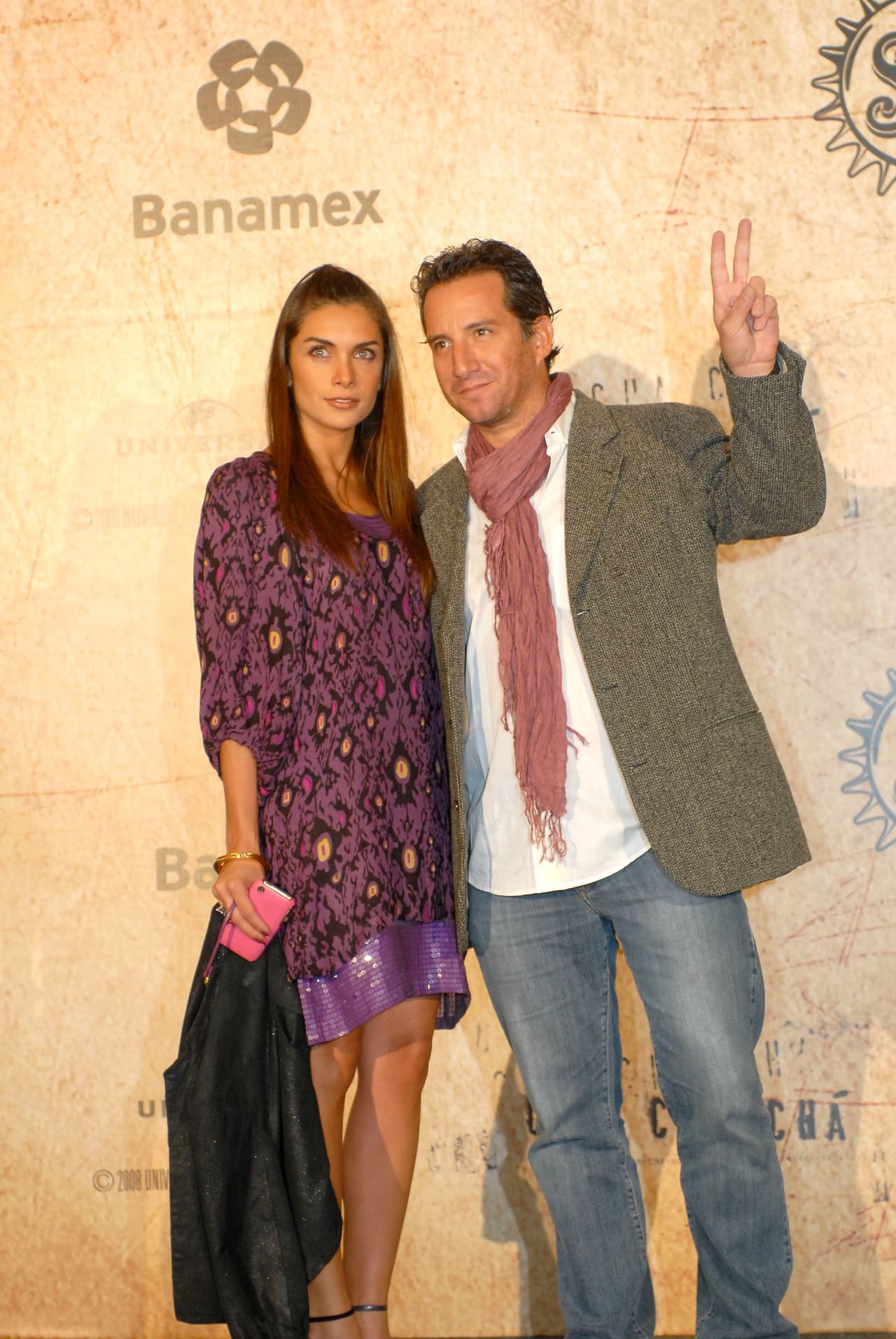 Mientras tanto él salía con la actriz María de la Fuente, ellos estuvieron juntos hasta agosto de 2010.