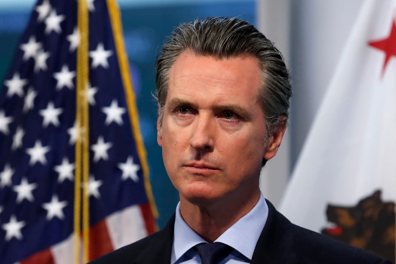 El gobernador Newsom anunció este martes que en 11 de los 41 condados en el nivel restrictivo, el estado está usando el término de "freno de emergencia", lo que hace que los condados retrocedan dos niveles en lugar de uno. Por ejemplo, de color naranja pasaron al color morado el más restrictivo, saltando el nivel rojo.
<br>