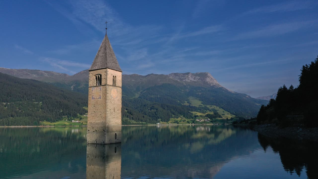 Aunque pertenece a Italia la mayoría de los lugareños habla en alemán. El lago Resia, Reschensee en alemán, está apenas a un par de millas de las fronteras con Suiza y Austria.
<br>