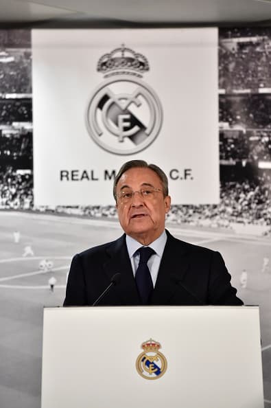 Más tarde de la hora indicada a medios, Florentino Pérez llegó a la sala de prensa junto con el francés.