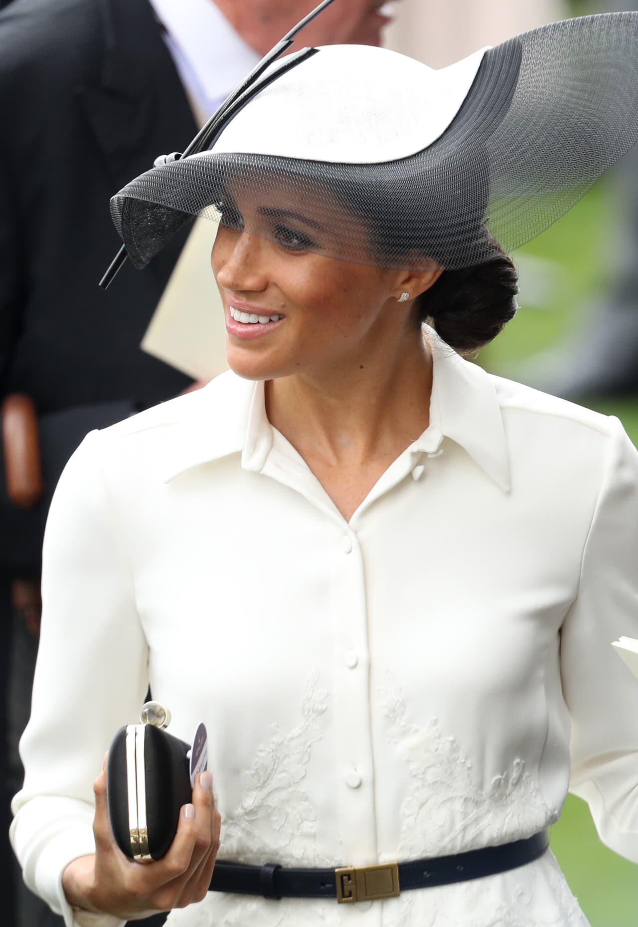 Para cuando asistió a Ascot, Meghan se decantó por tonos mucho más oscuros en las mejillas y un evidente contouring.