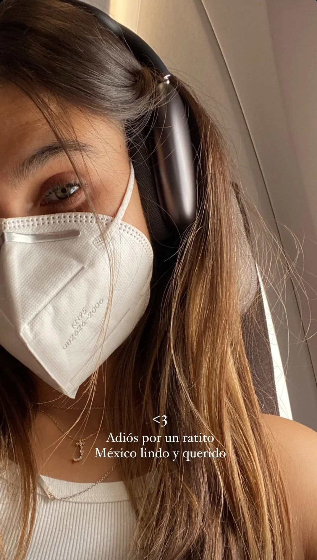 "Adiós por un ratito México lindo y querido", escribió la 'influencer' en su perfil de Instagram ya encaminada a Europa.