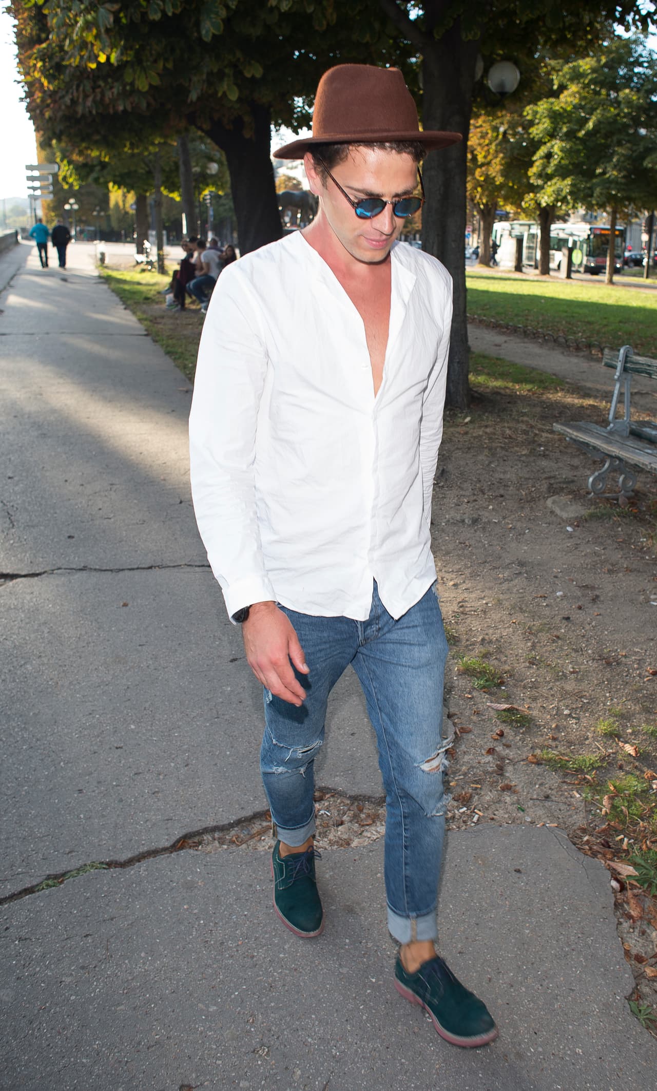 El tipejo se aleja del lugar, esperemos que con algo más que el ego lastimado.