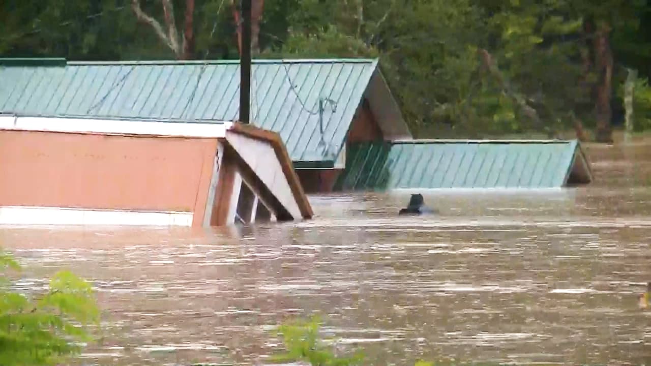 Kentucky ha quedado cubierta por el agua tras las fuertes lluvias del miércoles. El gobernador del estado reportó 
<b>este viernes por la mañana la muerte de al menos 25 personas</b> y estimó que las familias tardarán años en recuperarse.