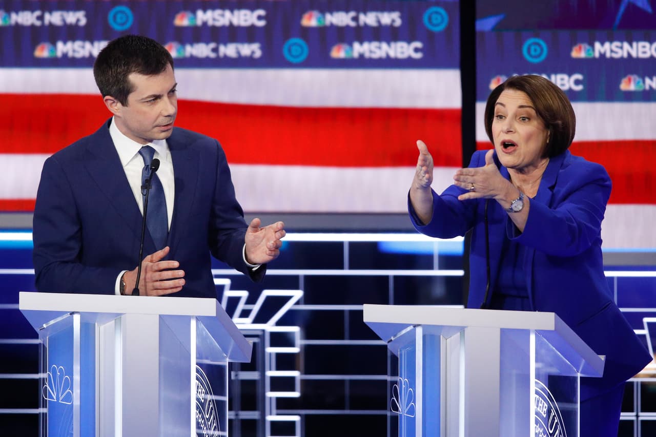 El segundo encontronazo entre Pete Buttigieg y Amy Klobuchar ocurrió a propósito de una pregunta sobre los 
<i>dreamers</i>, cuando el exalcalde de South Bend le reprochó haber votado por el postulado de Donald Trump para dirigir ICE, dando a entender que apoyaba de alguna manera la política de 'tolerancia cero' de la actual Casa Blanca. “No todos somos tan perfectos como tú, pero te voy a decir lo que es estar en el terreno”, replicó Klobuchar visiblemente molesta por lo que consideró una manipulación de su registro de votos en el Senado.