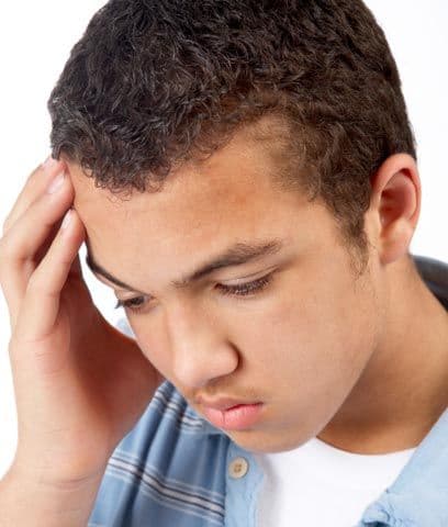 Debido a que muchos niños se quejan de dolores de cabeza, de estómago u otros síntomas físicos, puede ser difícil saber si es a causa del problema de ansiedad o de alguna enfermedad física. Un indicador importante de que es síntoma de la fobia escolar suele ser, que por arte de magia las dolencias desaparecen los fines de semana.