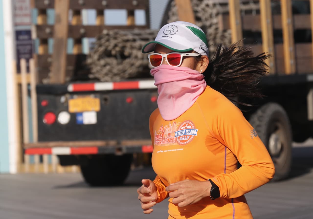 Los funcionarios de la ciudad cerraron el malecón de Long Beach, en Nueva York, por casi dos meses ante la preocupación de que la conglomeración de visitantes facilitar el contagio de coronavirus. Una corredora aprovecha las primeras horas de la apertura de la playa.