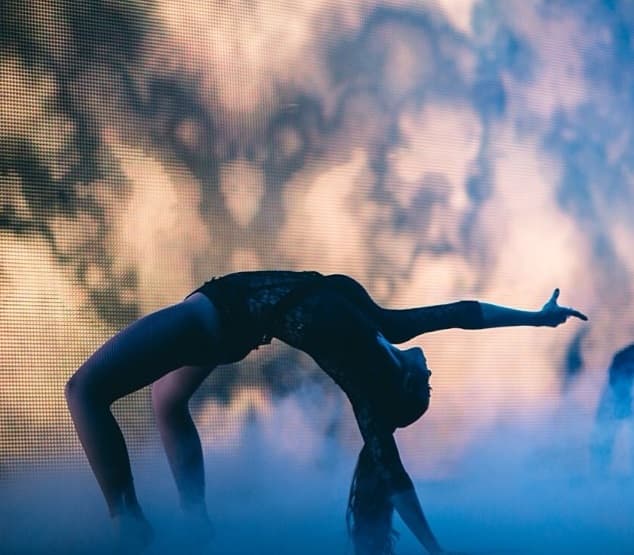 Y sobre el escenario, Beyoncé, complace con estos movimientos. Sus curvas lucen divinas.