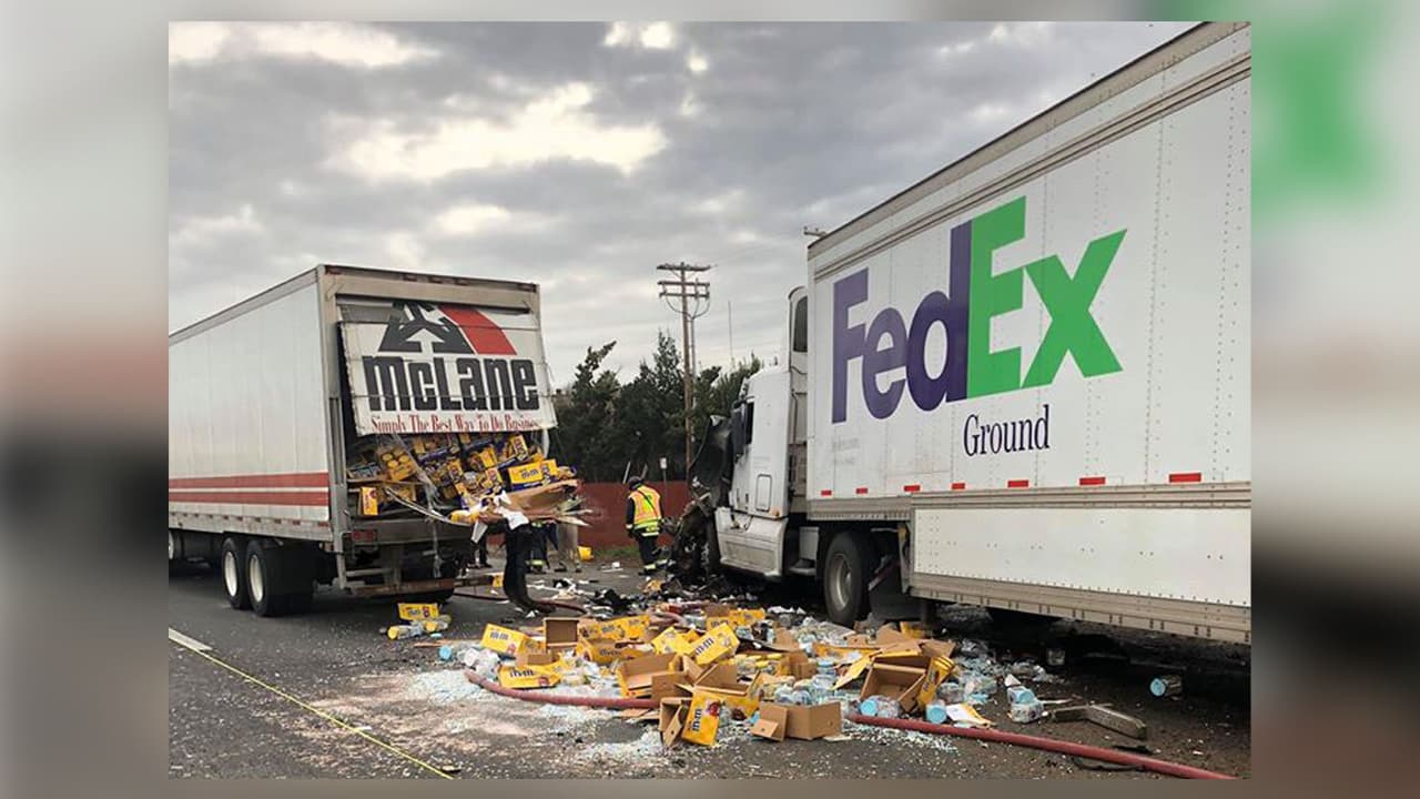 Muere al menos una persona después de un choque en la autopista 99 que involucra dos camiones