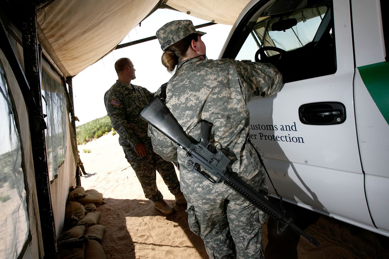 "Todo lo posible para asegurar la frontera". Kristen Vannatter, una guardia nacional del estado de West Virginia, en un punto de control para detectar personas que entren ilegalmente a Estados Unidos. La imagen es de El Paso, Texas, el 26 de junio de 2007. El presidente George W. Bush mandó en 2006 unos 6,000 guardias nacionales. "No se trata de militarizar la frontera", dijo entonces un alto cargo de seguridad nacional. "El presidente está tratando de hacer todo lo posible para asegurar la frontera. Es lo que los estadounidenses quieren".