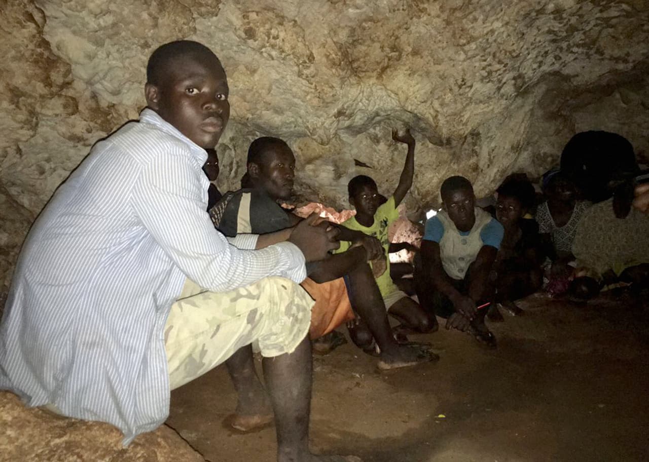 A pesar de encontrarse en una situación desesperada, a las familias se les encontró cantando himnos.