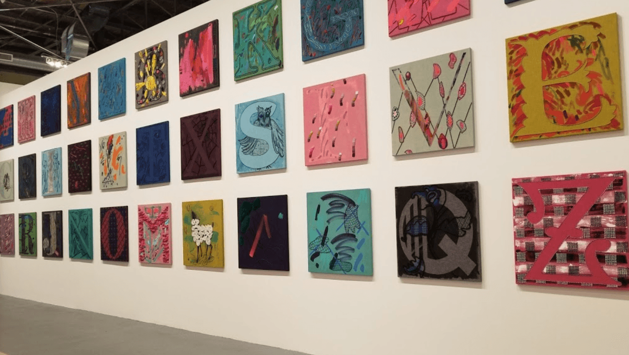 Las exhibiciones de este museo consisten principalmente en arte contemporáneo estadounidense y europeo creado después de 1940. El museo mantiene una colección permanente de 6,000 obras de arte.