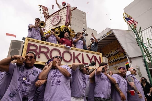 Además de la Torre del Giglio también se lleva un barco sobre los hombros.