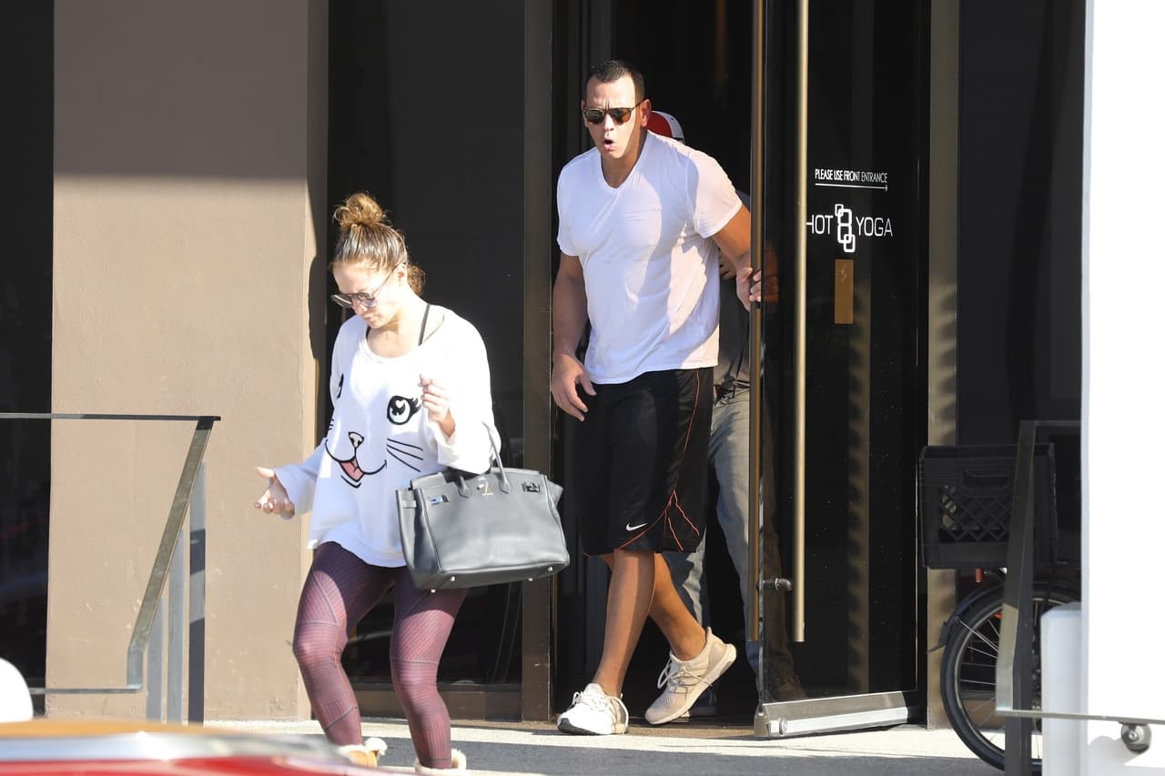 Jennifer López y Alex Rodríguez salieron de su sesión tan extenuados, que la única sonrisa visible fue la del gatito que presumía la 'Diva el Bronx' en su camisa.