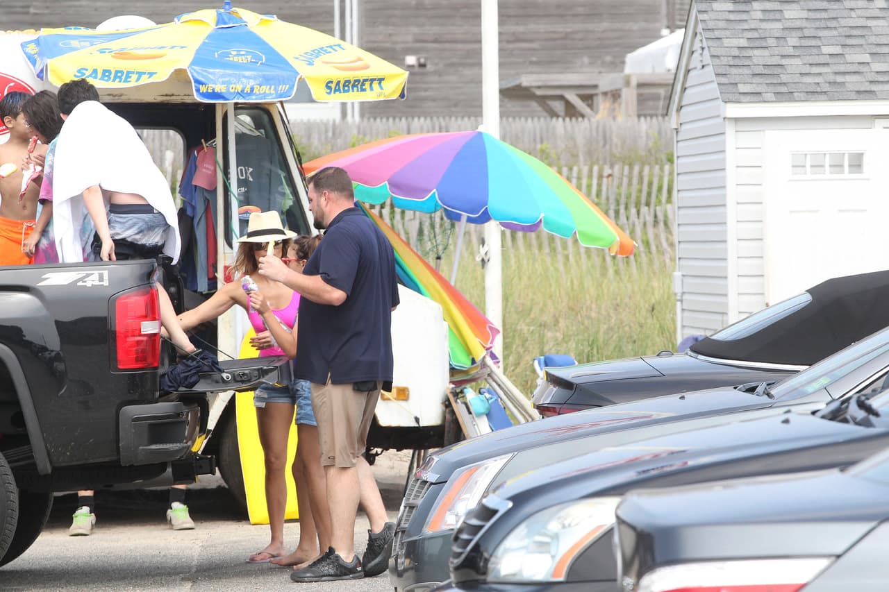 La imagen de 
<b><a href="https://www.univision.com/estilo-de-vida/moda/las-dobles-de-jlo-fotos">JLo</a> en un traje de baño</b> fucsia recostada sobre 
<b>el pecho de <a href="https://www.univision.com/entretenimiento/celebridades/el-romance-entre-jennifer-lopez-y-alex-rodriguez-en-fotos-fotos">Alex</a></b>, quien ligeramente le tocaba la rodilla, se propagó por las redes sociales como la pólvora y recibió 
<b>1,458,856 likes</b>.