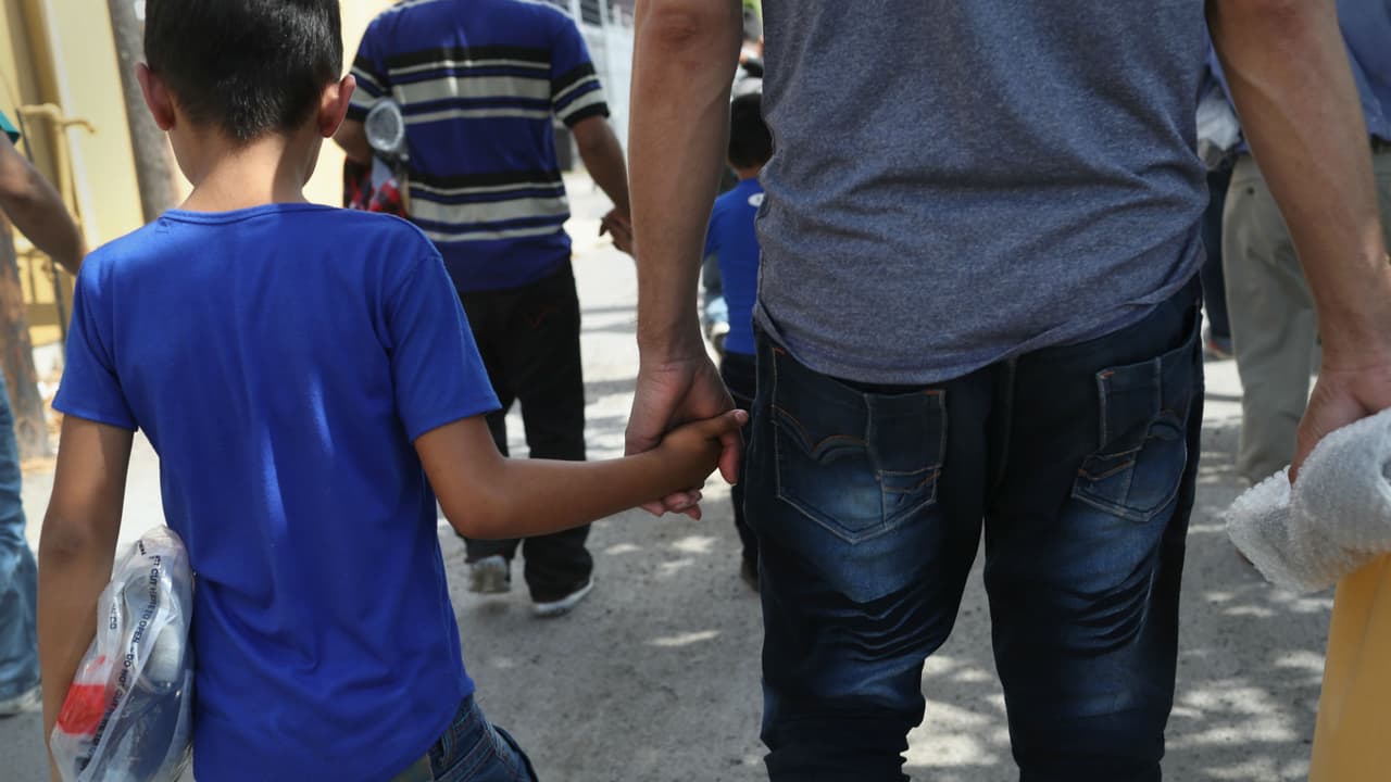 Más de 500 familias todavía no han sido reunificadas a casi un mes de la orden dada por una corte