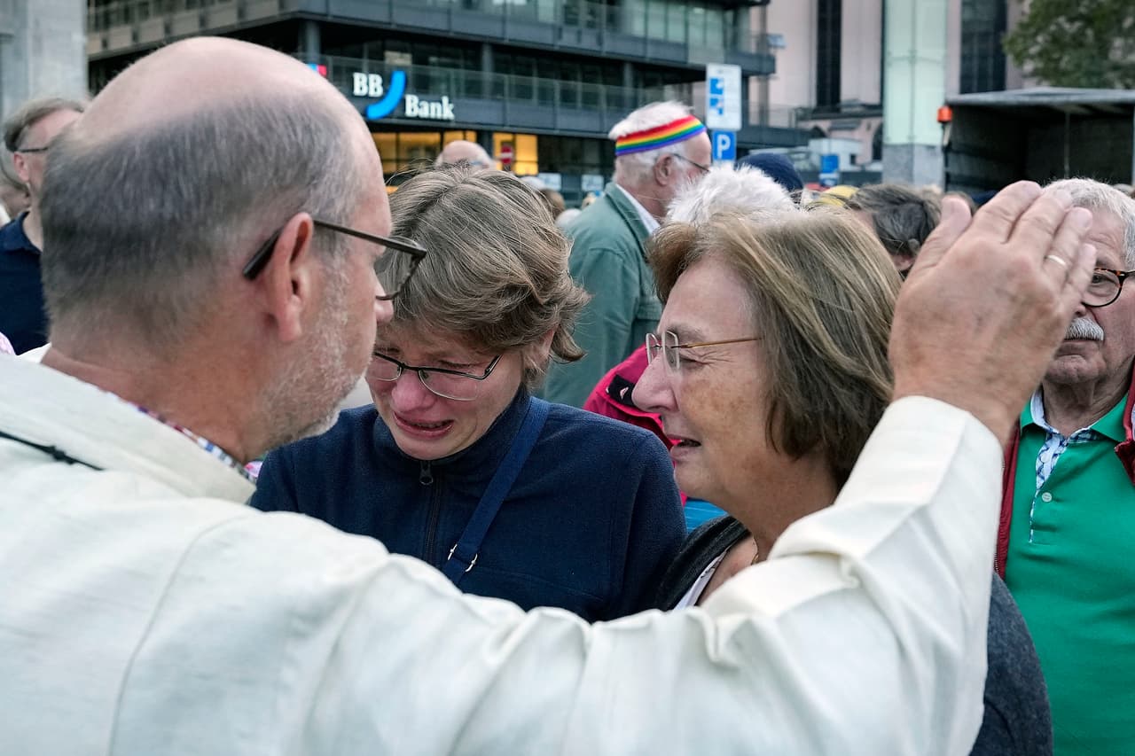 Varios sacerdotes católicos celebraron una ceremonia de bendición a parejas del mismo sexo y también a parejas que se volvieron a casar frente a la Catedral de Colonia en una protesta.