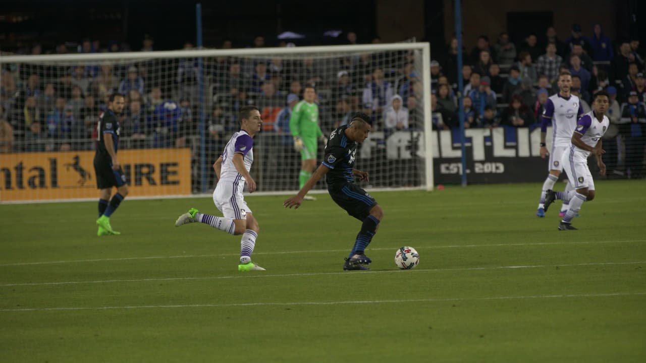 Junto a otro hispano, Aníbal Godoy, Cerén maneja el mediocampo del San José Earthqueakes