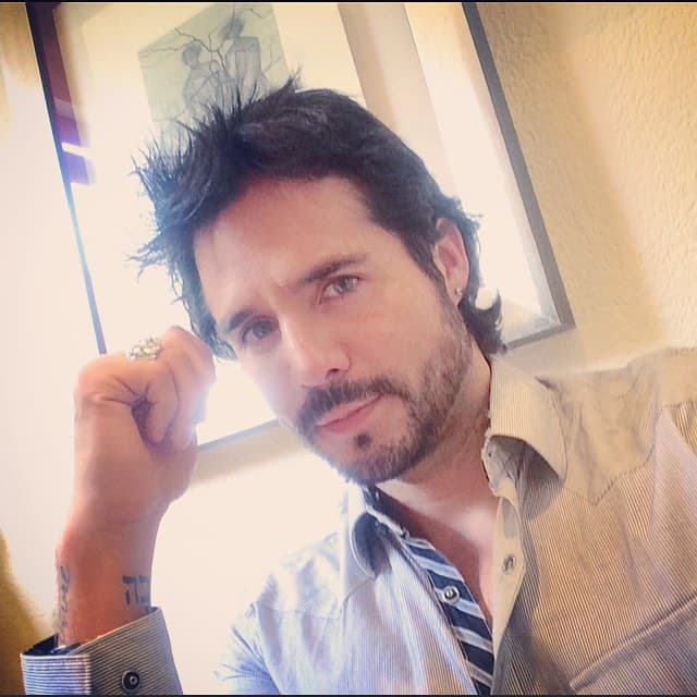 Lo mejor de todo es que por medio de sus redes sociales, te puedes enterar en qué anda este guapo actor y enamorarte cada vez más.