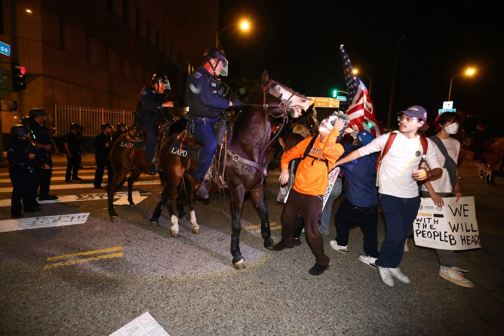 La policía desplazó a varios cientos de manifestantes desde el Centro de Detención Metropolitano, un edificio federal, ubicado en el área, hasta la zona de Commercial y Vignes, en el lado noreste del centro, cerca de la autopista 101.