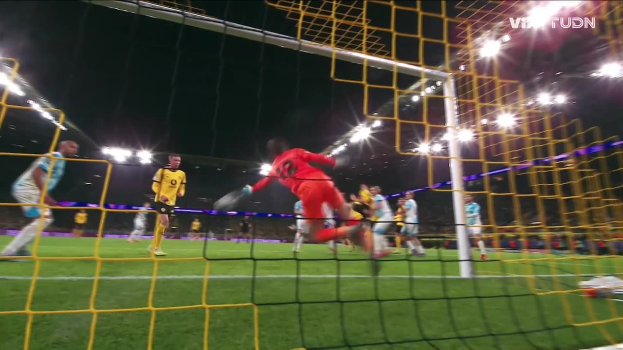 ¡Atajada enferma de Haikin! El arquero saca el balón en la línea