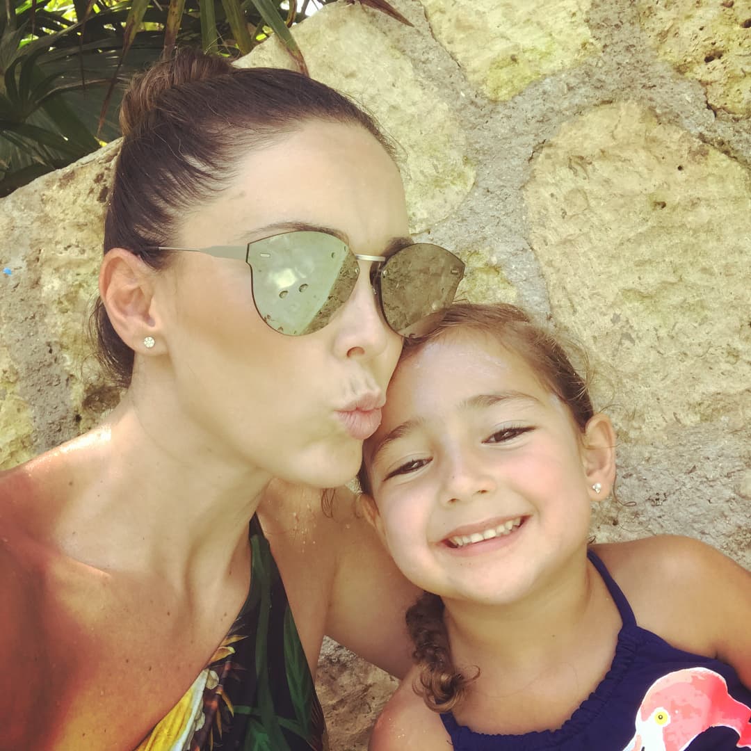 <b><a href="http://www.univision.com/temas/jacqueline-bracamontes">Jacqueline Bracamontes</a></b> no se separa ni un segundo de sus hijas, pero nos hemos dado cuenta que ninguna de las tres hermosas niñas se parece a ella.