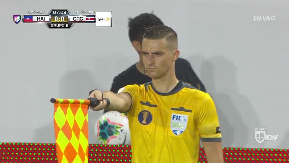 Fuera de juego de Joel Campbell: El juez de línea levanta el banderín y anula la jugada.