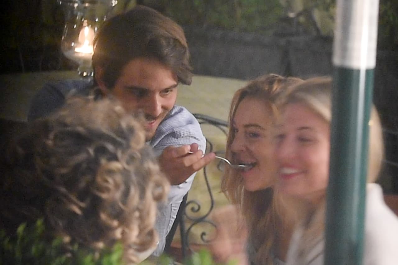 Te da de comer en la boquita y toda la cosa.