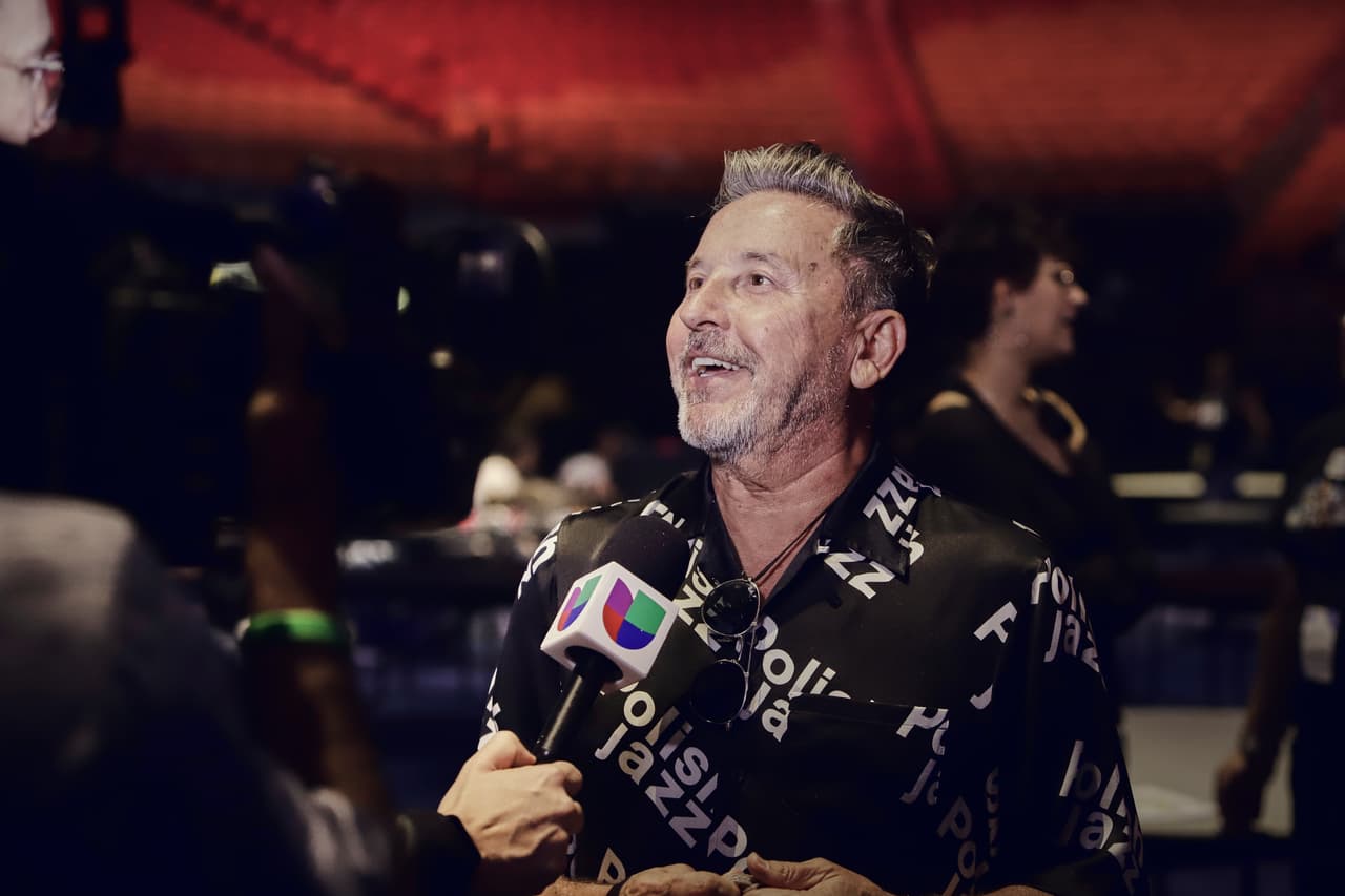 Pero en el caso del creador de éxitos como 'La cima del cielo' y 'Me va a extrañar', estuvo sonriente en todo momento y hasta concedió algunas entrevistas después de su ensayo.