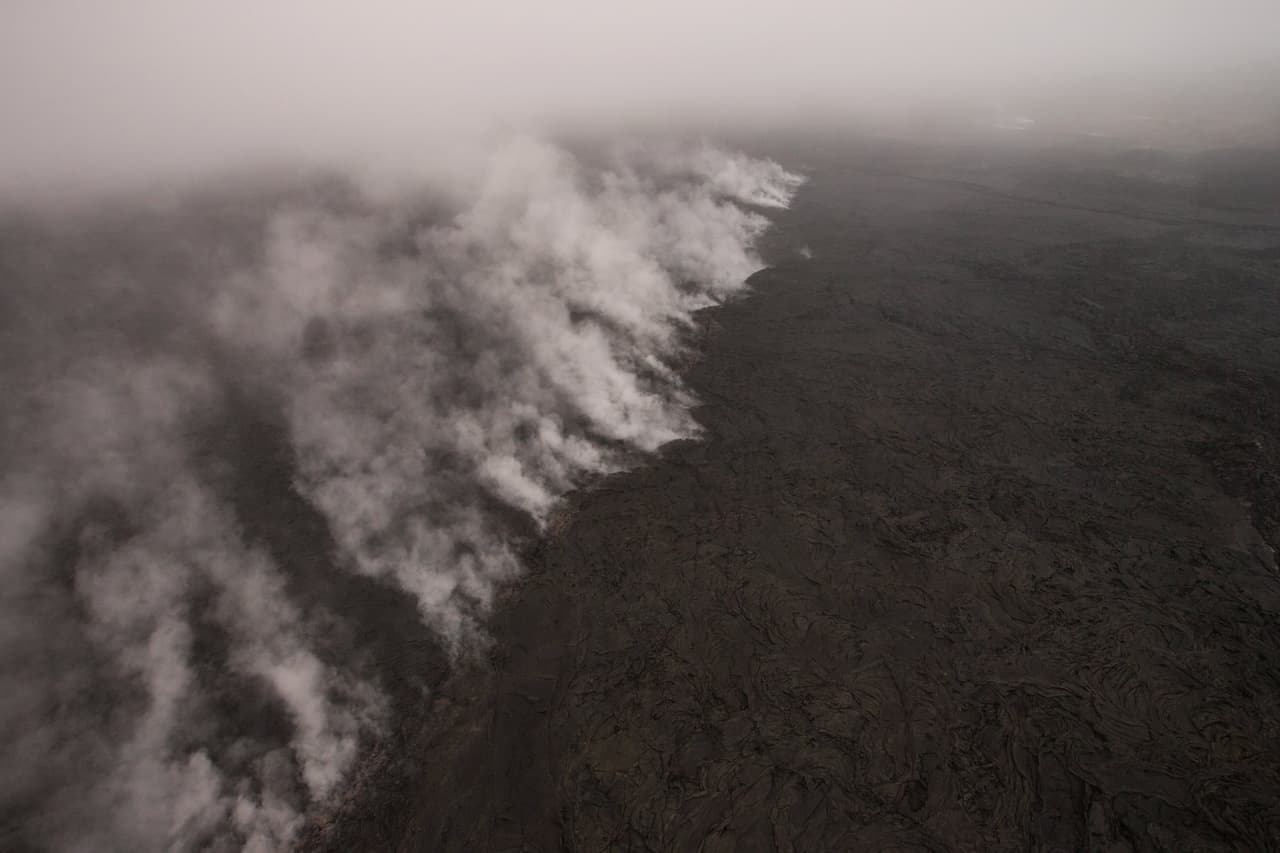 La densa lava expulsada por las fisuras se
<a href="https://www.univision.com/noticias/erupcion-volcanica/por-que-no-se-puede-detener-la-lava-del-volcan-kilauea-que-devora-decenas-de-casas-en-hawaii">desplaza lentamente hacia tierras más bajas y destruye todo a su paso hasta terminar en el mar.</a>