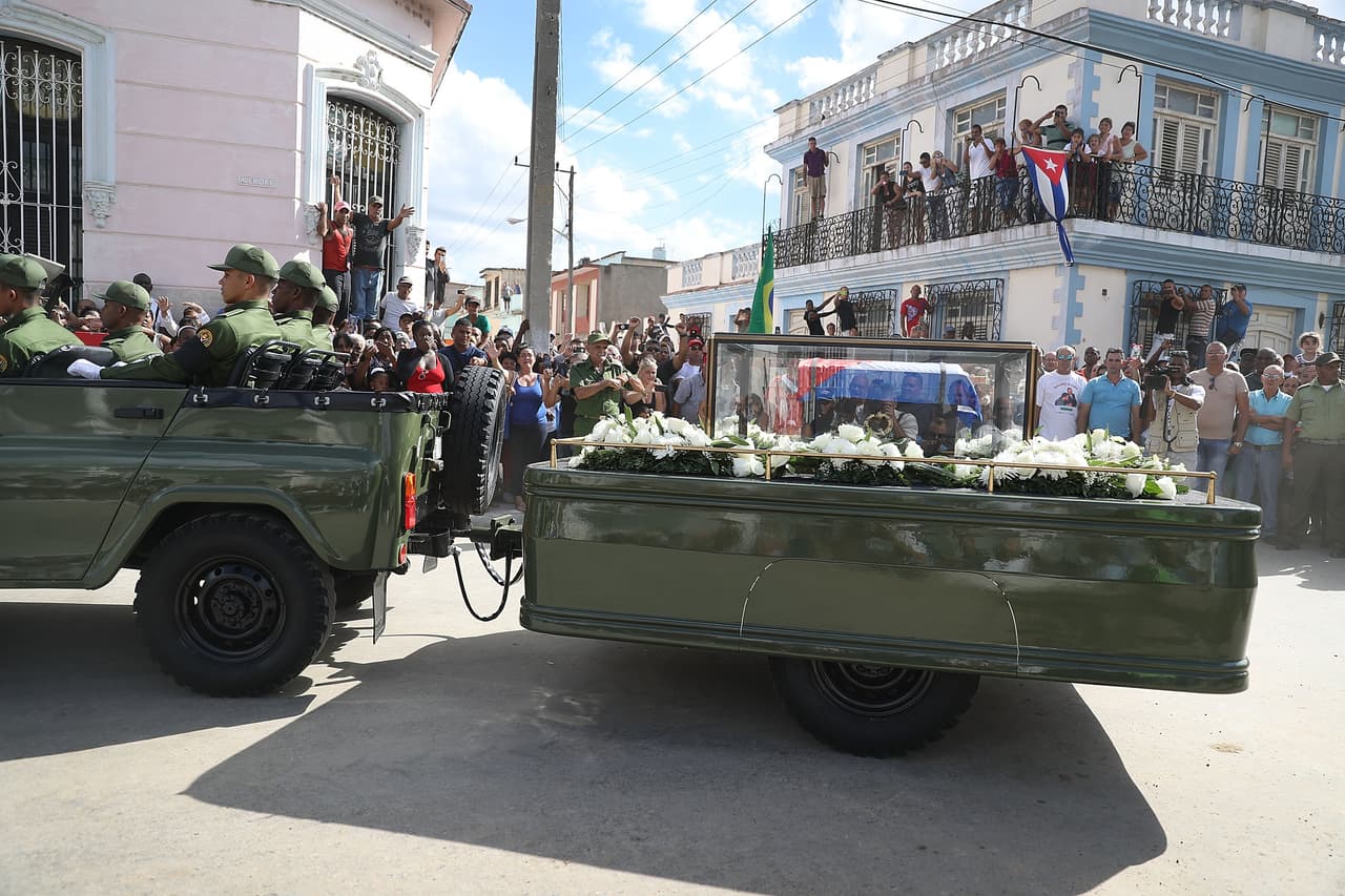 Los habitantes de Cárdenas en las calles y balcones miran pasar la caravana con los restos del líder cubano.