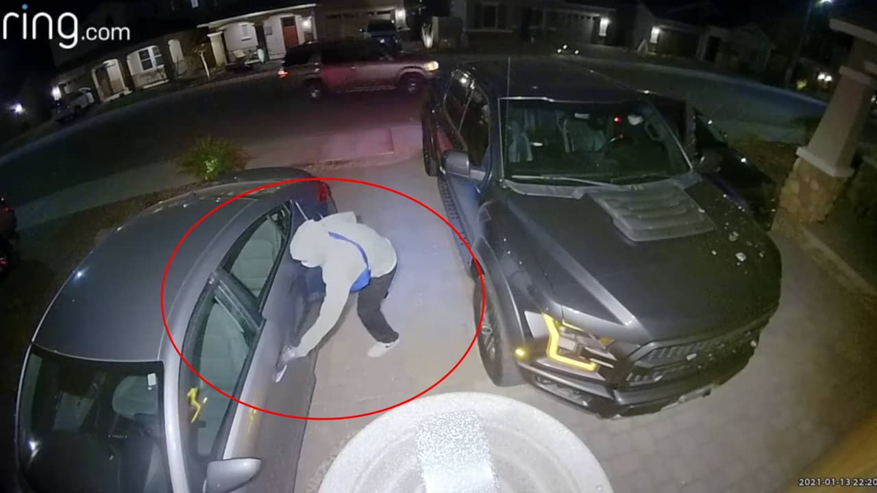 La policía de Chandler ha comenzado recientemente a 
<a href="https://aata.az.gov/9pmroutineaz" target="_blank">publicitar una campaña de seguridad nacional conocida</a> como ‘la rutina de las 9 pm”. La iniciativa está diseñada para recordar a los residentes que se aseguren de cerrar con llave su auto todas las noches antes de irse a la cama.
<br>