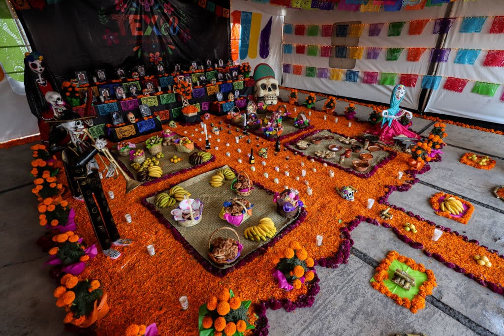 <b>Ofrendas o altares de muertos.</b>
<br>
<br>Una de las prácticas rituales que más destacan, además de la recepción y despedida de las ánimas, en ésta celebración es la colocación de ofrendas o altares de muertos. La tradición puede observarse principalmente en cementerios de todo el país, en zonas rurales y urbanas. Así, 
<b>ofrendar es compartir con los muertos los goces de la vida</b> y parte de lo obtenido en la cosecha.