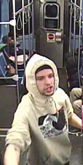 Imágenes captadas en cámaras de seguridad difundidas por la policía de Chicago para identificar a señalados.