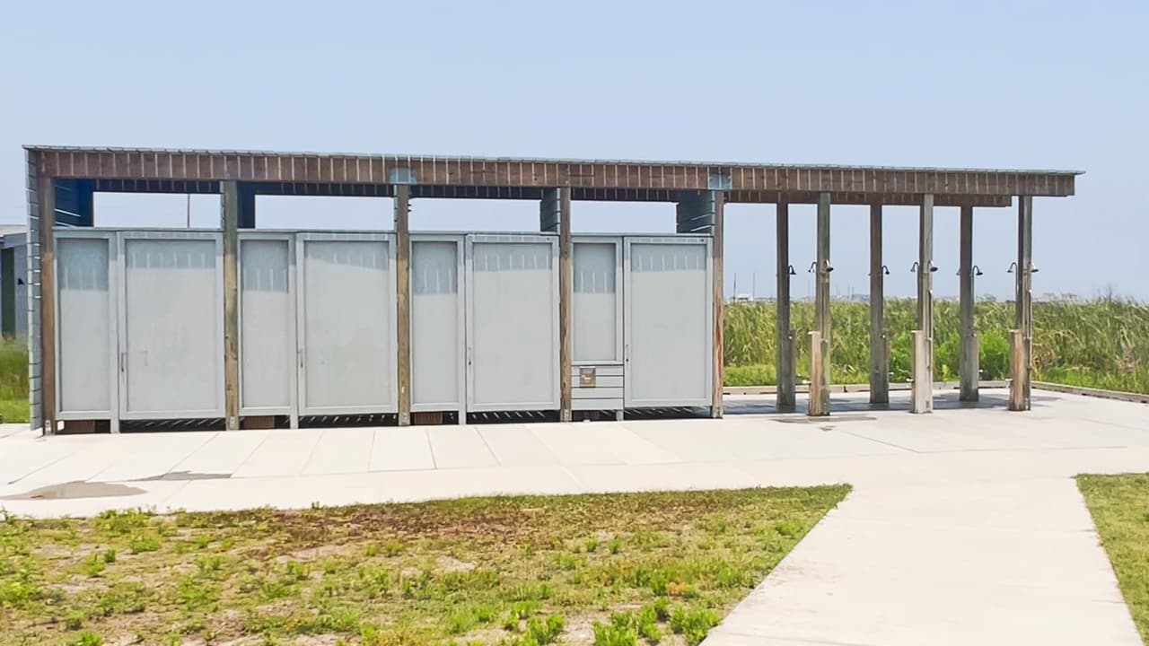 Aparte de las duchas y los vestidores que están en el pabellón principal del parque, también se encuentran estas regaderas y cabinas para cambiarse muy cerca del acceso a la playa.