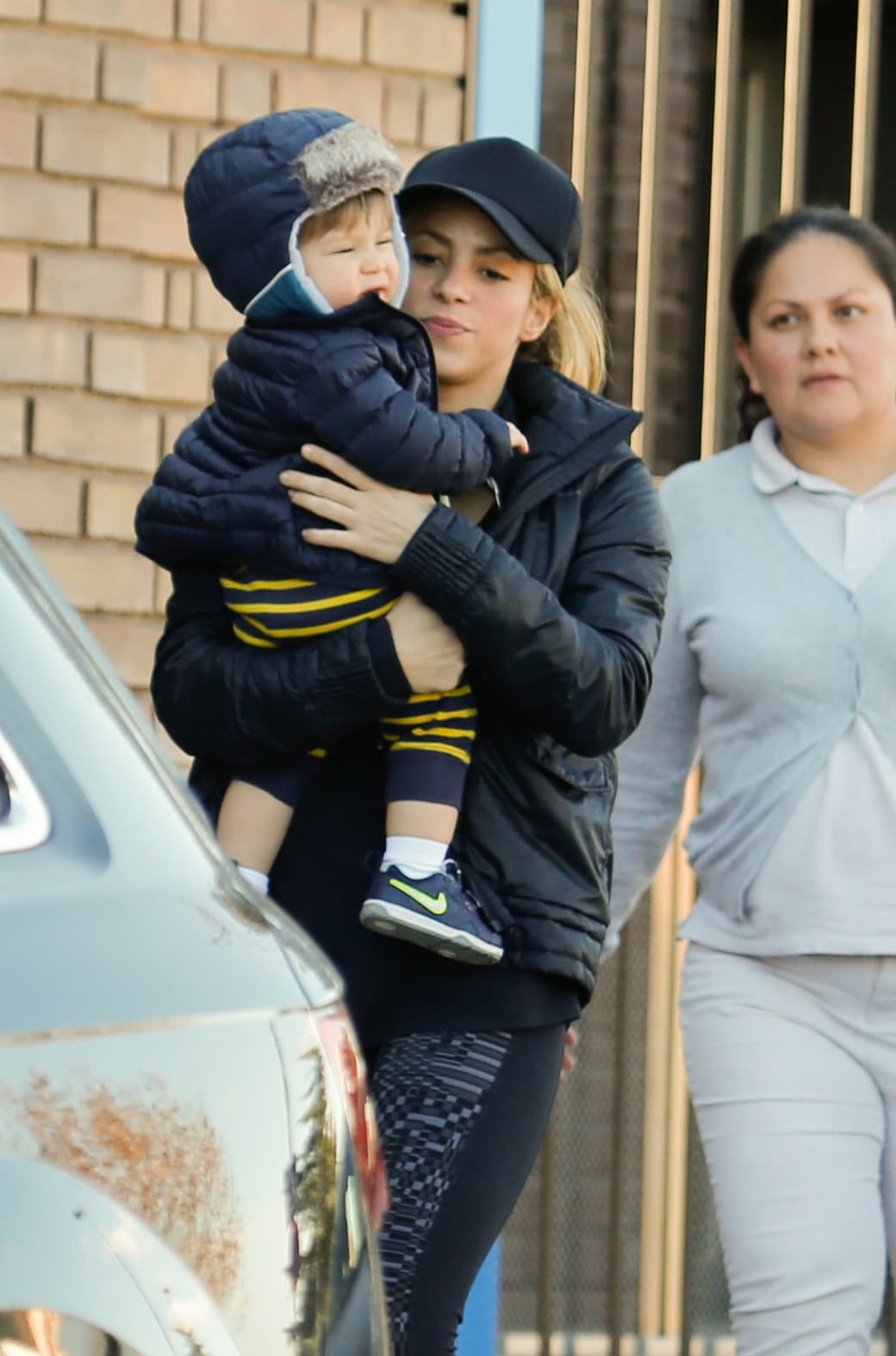 La vimo muy feliz cargabdo a su nene.