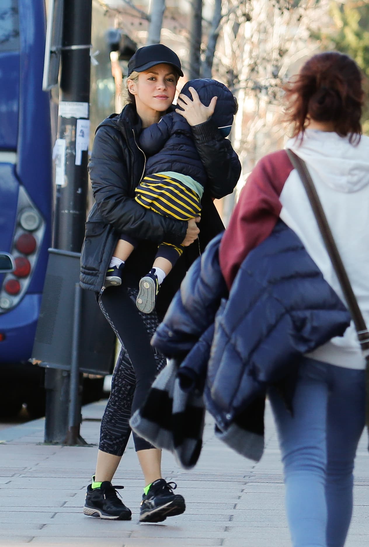 Al parecer intentaba cubrirlo de los flashazos de las cámaras.