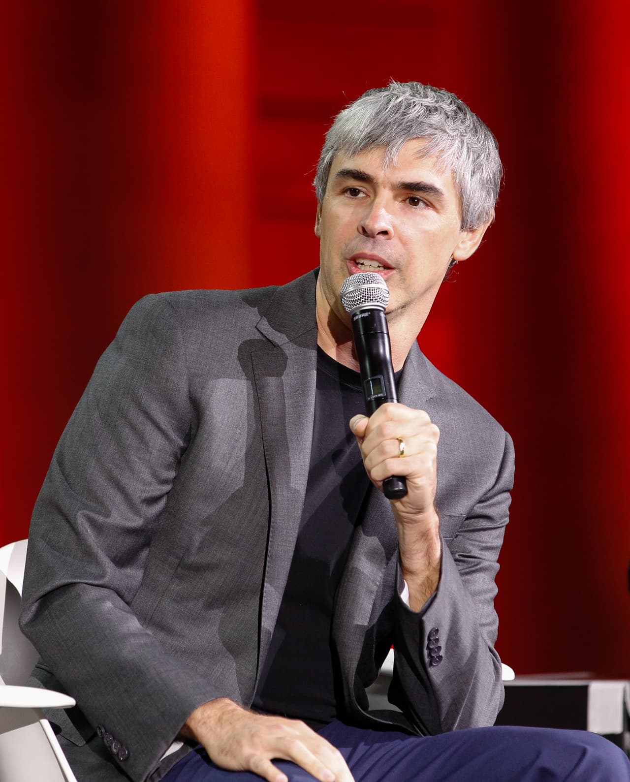 <b>Posición:</b> 1
<br>
<br>
<b>Nombre y edad:</b> Larry Page, 50 años
<br>
<br>
<b>Empresa:</b> Ex director ejecutivo de Google y actual miembro de la mesa directiva de Alphabet Inc.
<br>
<br>
<b>Rank entre los más ricos del mundo:</b> 12
<br>
<br>
<b>Fortuna:</b> $79.2 mil millones ($111 mil millones en 2022)