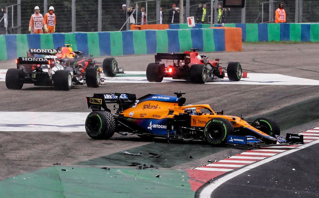 Esteban Ocon es campeón del Gran Premio de Hungría. La carrera se vio accidentada y detenida con bandera roja cuando Bottas se deslizó hacia la parte trasera del McLaren de Norris, quien se inclinó hacia el auto de Verstappen, y Bottas se estrelló contra el segundo Red Bull de Sergio Pérez. Stroll intentó zambullirse por el interior en la curva 1, pero golpeó el Ferrari de Charles Leclerc, que a su vez chocó contra Ricciardo. Vettel fue segundo y Hamilton consiguió la tercera posición.