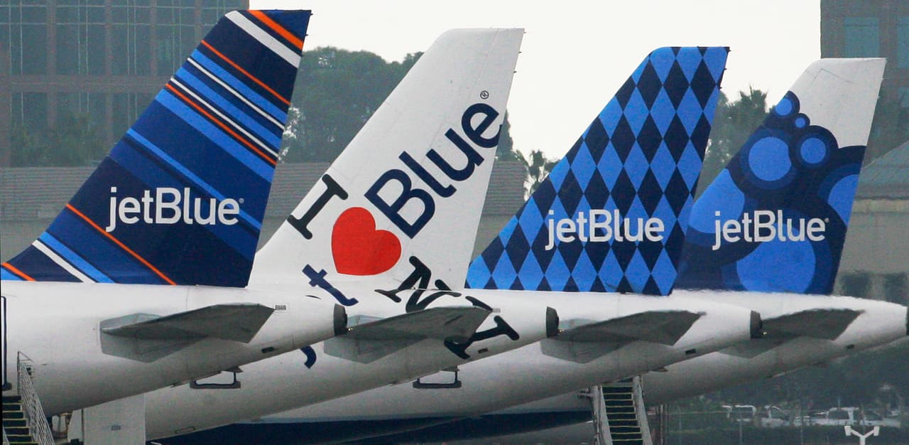 JetBlue no ha tomado aún medidas disciplinarias contra los pilotos acusados en la demanda, pero dijo que haría una investigación.