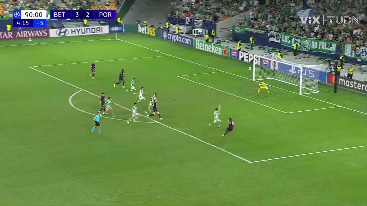 ¡Santi vuela su disparo! El mexicano manda el balón a la tribuna