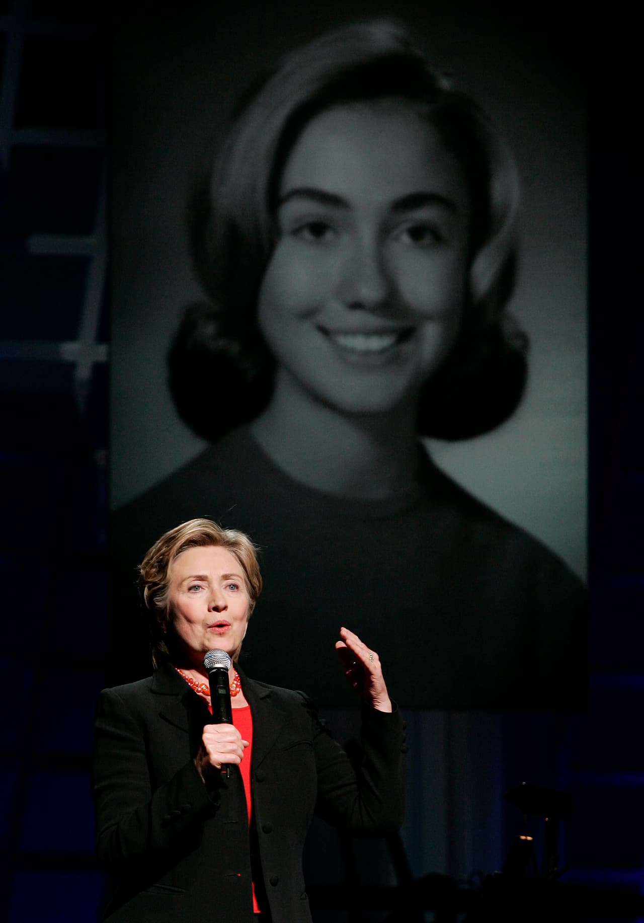 En un escenario adornado con viejas fotografías de la senadora, Hillary Clinton festejó su cumpleaños número 60 junto a su familia. Fue una fiesta en el Teatro Beacon de Nueva York, donde se presentaron varios artistas el 25 de octubre de 2007.