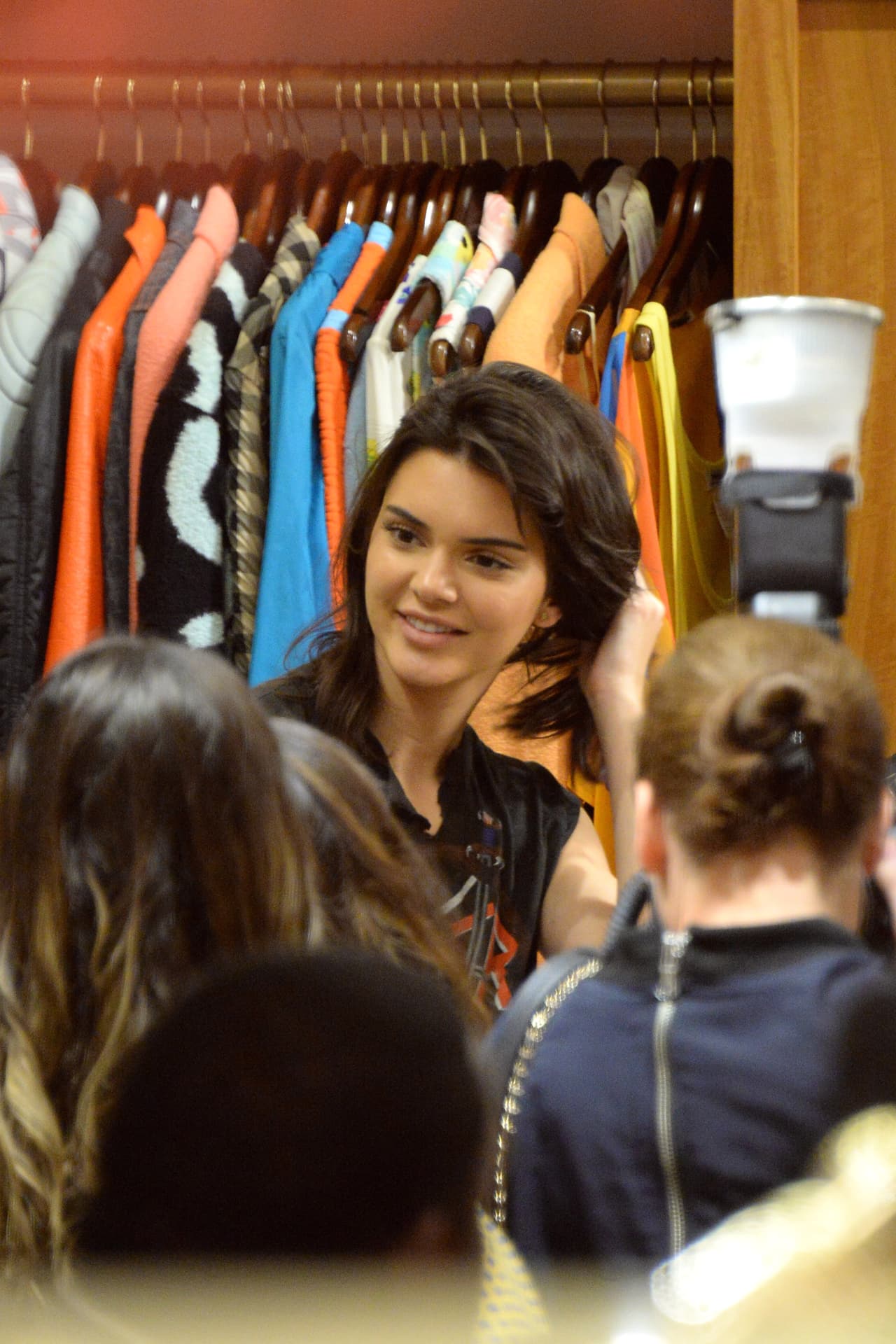 Ella conviviendo y respondiendo preguntas de la prensa y patrocinadores.