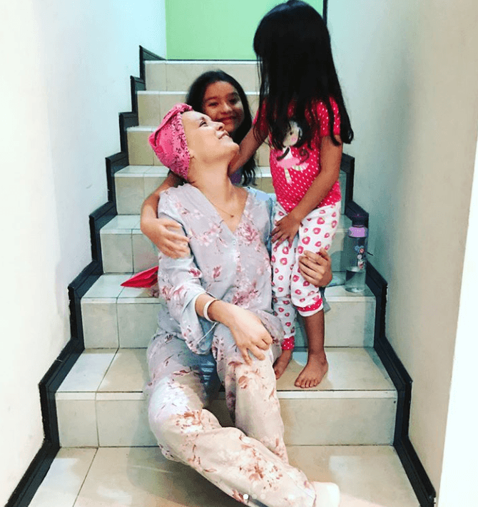 Aclaró que él no es responsable de lo sucedido: “Sí las han visto dos veces en el centro estatal, pero no es por culpa mía. Desde el día en que falleció Karla yo me enteré, le hablé a la hermana de ella. Me informó que sí era cierto y fui al hospital, ahí estuvimos platicando un ratito de la situación, le dije que iba a recoger a mis hijas a su casa”.