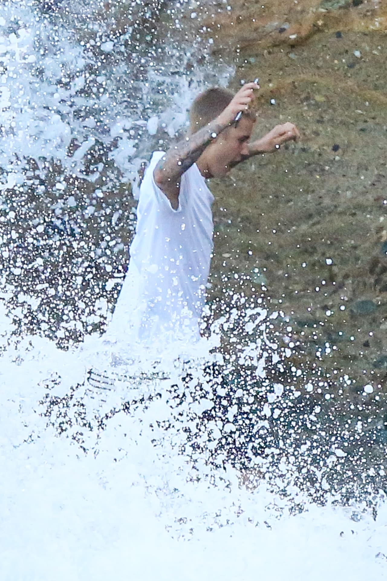 ¡Ni modo, Justin! Por acercarse demasiado al mar.