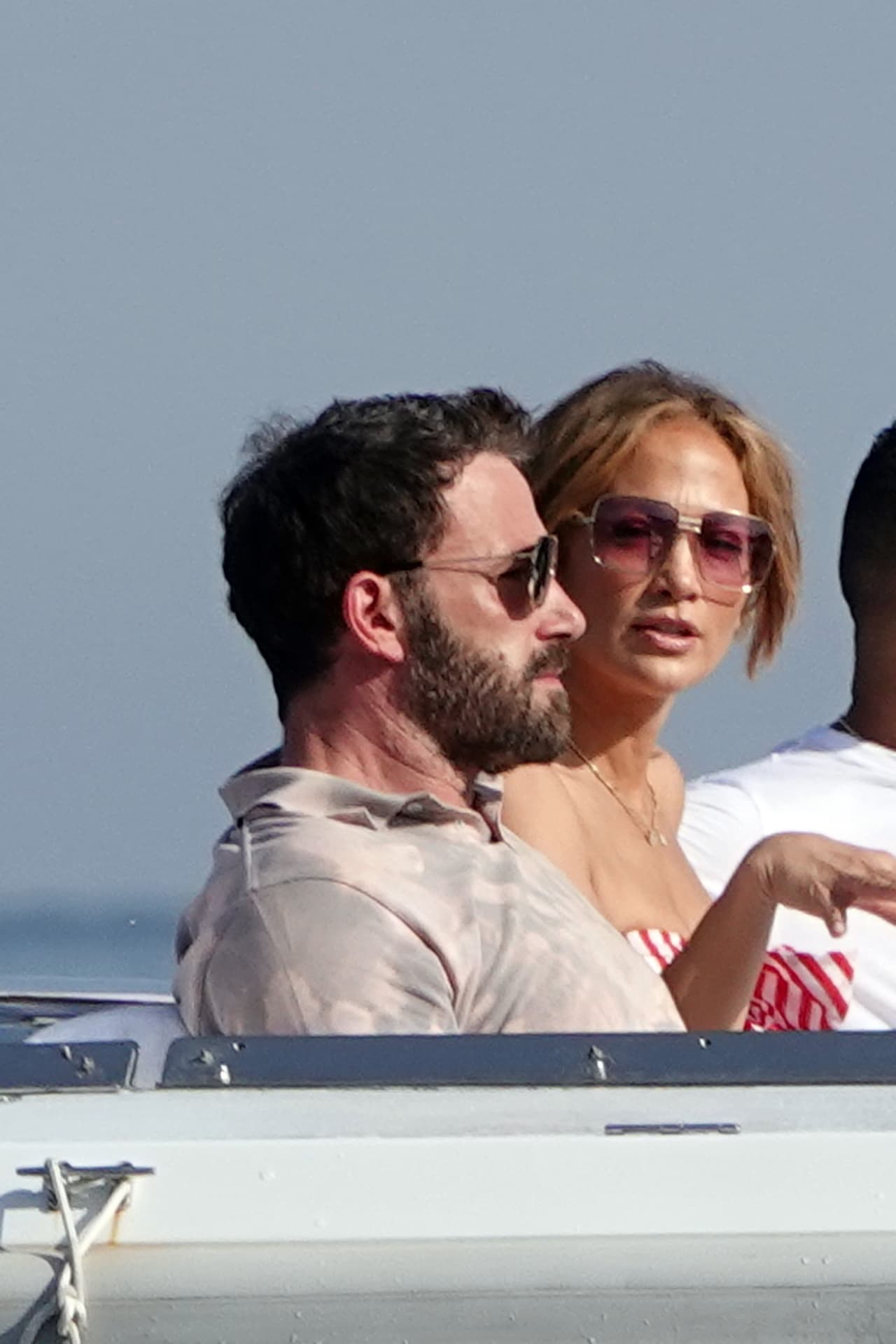 De manera aparentemente apacible, disfrutaron de la vista mientras 
<b><a href="https://www.univision.com/famosos/ben-affleck-jlo-cenar-beverly-hills-fotos" target="_blank">se hacían compañía.</a></b>
<br>