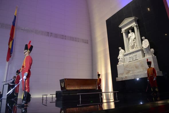 El presidente de Venezuela, Nicolás Maduro, inauguró el mausoleo en el que reposarán los restos del Libertador Simón Bolívar, los cuales serán depositados en un sarcófago de madera en su interior recubierto de cristal. Ver toda la información