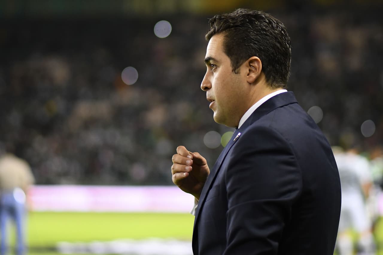 Marcelo Michel Leaño veía con precupación el pasar de los minutos y como su equipo se acercaba a una derrota más.