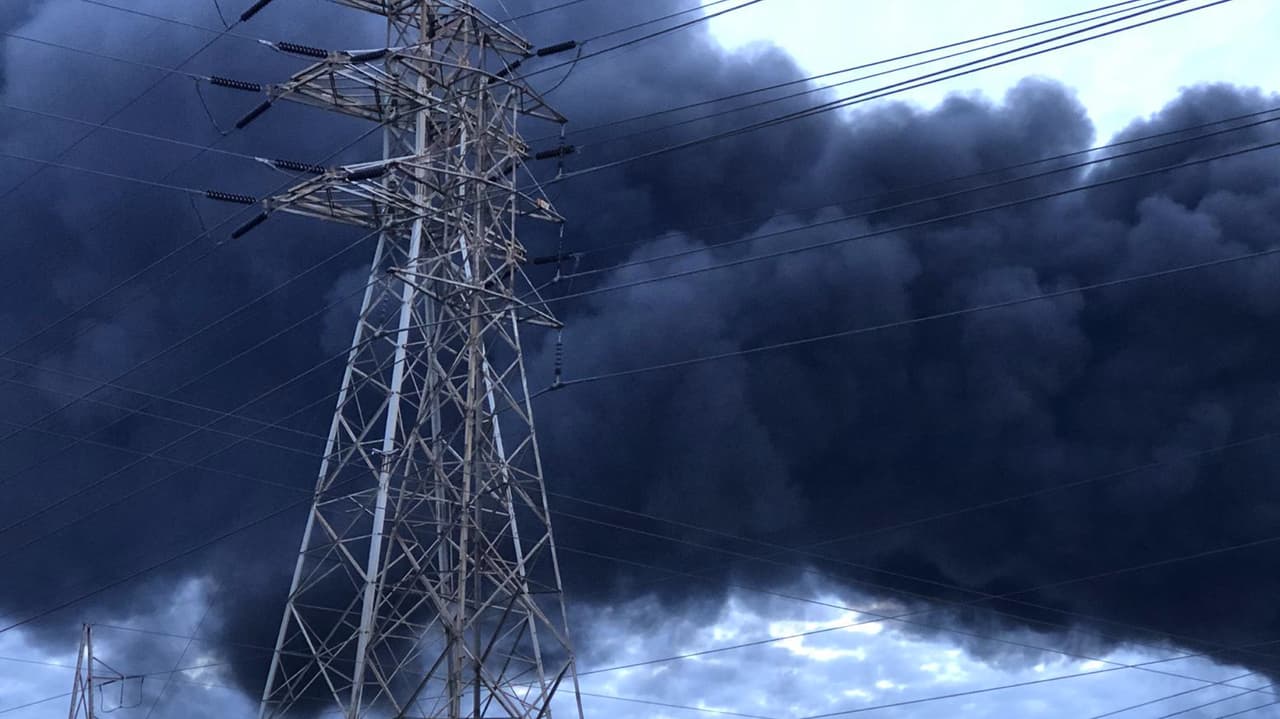 Expertos en contaminación y manejo de sustancias peligrosas (HAZMAT) del condado Harris, en conjunto con personal de la compañía Intercontinental Terminals, han estado evaluando la calidad del aire. Hasta ahora se ha dicho que los resultados son favorables, según Jay Stokes, administrador de la ciudad de Deer Park.