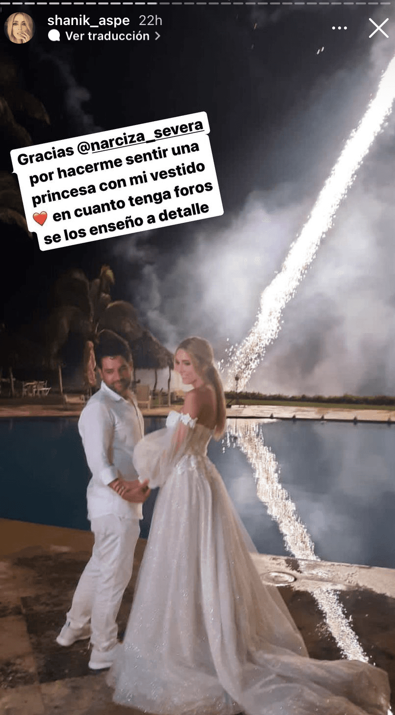 Para la ocasión, la mexicana lució el cabello recogido y un maquillaje natural, con un brillante 
<a href="https://www.univision.com/shows/el-gordo-y-la-flaca/boda-tanya-charry-looks-invitados-fotos">vestido de bodas</a> de cola larga, de la marca Narciza Severa.